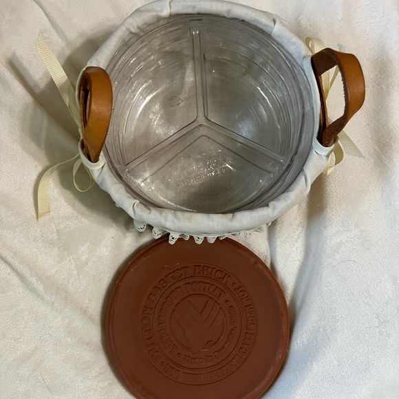 1991 Longaberger Button Basket with Ivory and plastic protector, bread warmer - Picture 4 of 8